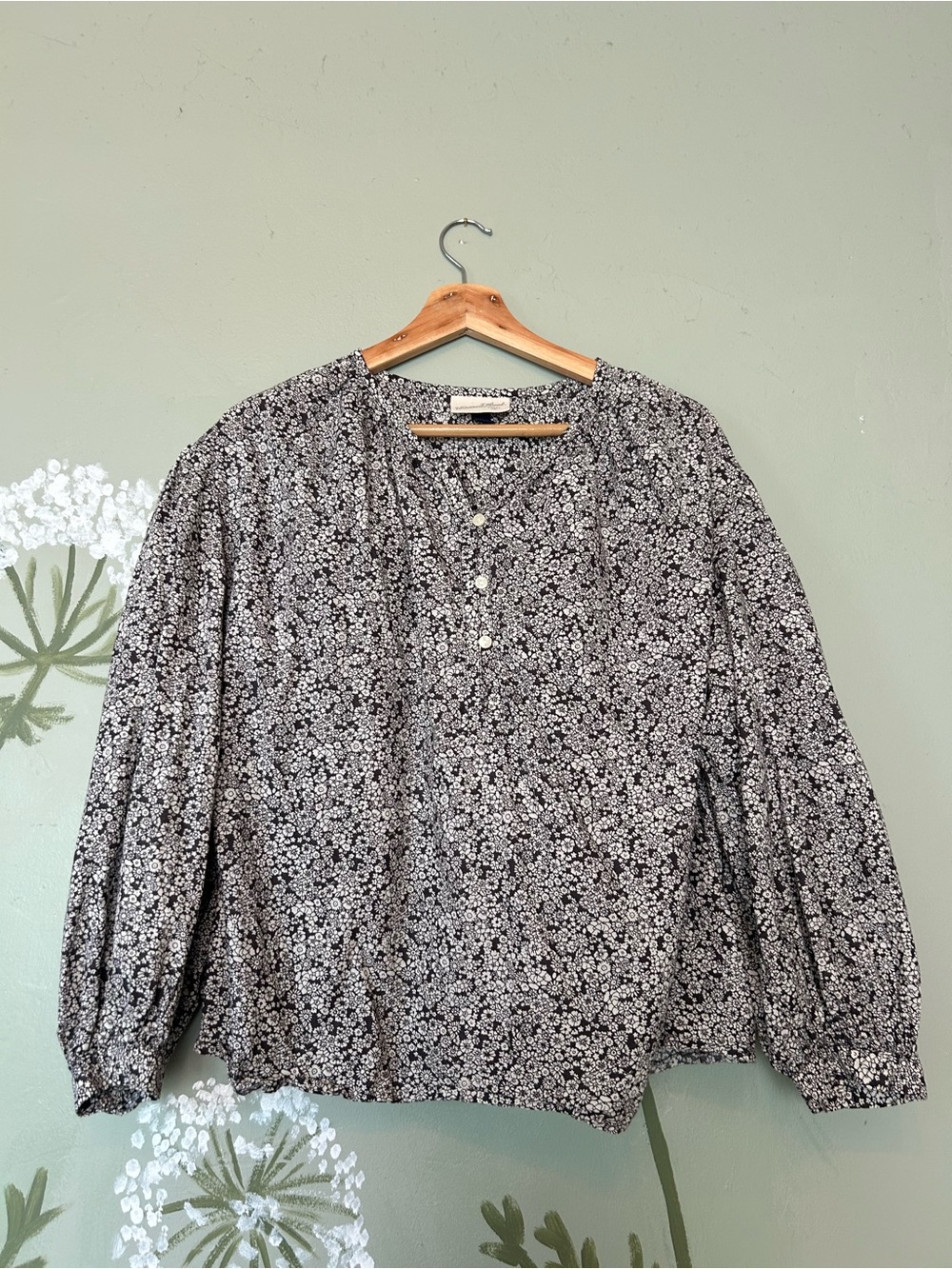 Ditsy Floral Button-Front Peasant Blouse - Black/White